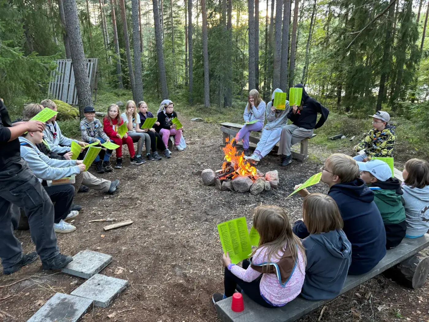 Eräkamujen partiolaisia nuotiolla